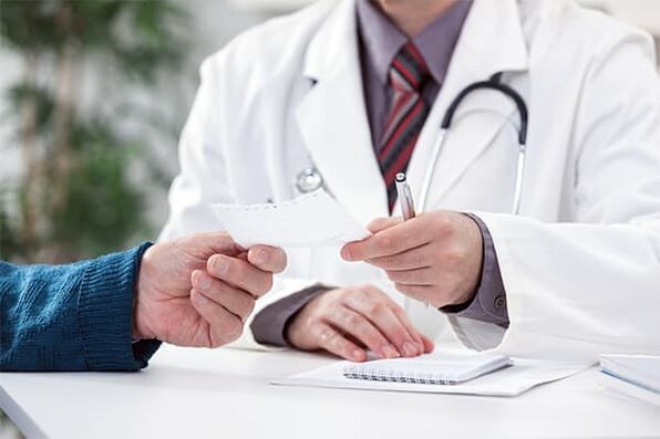 il medico dà consigli sul trattamento della prostatite